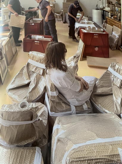 Sophie Calle et objets emballés